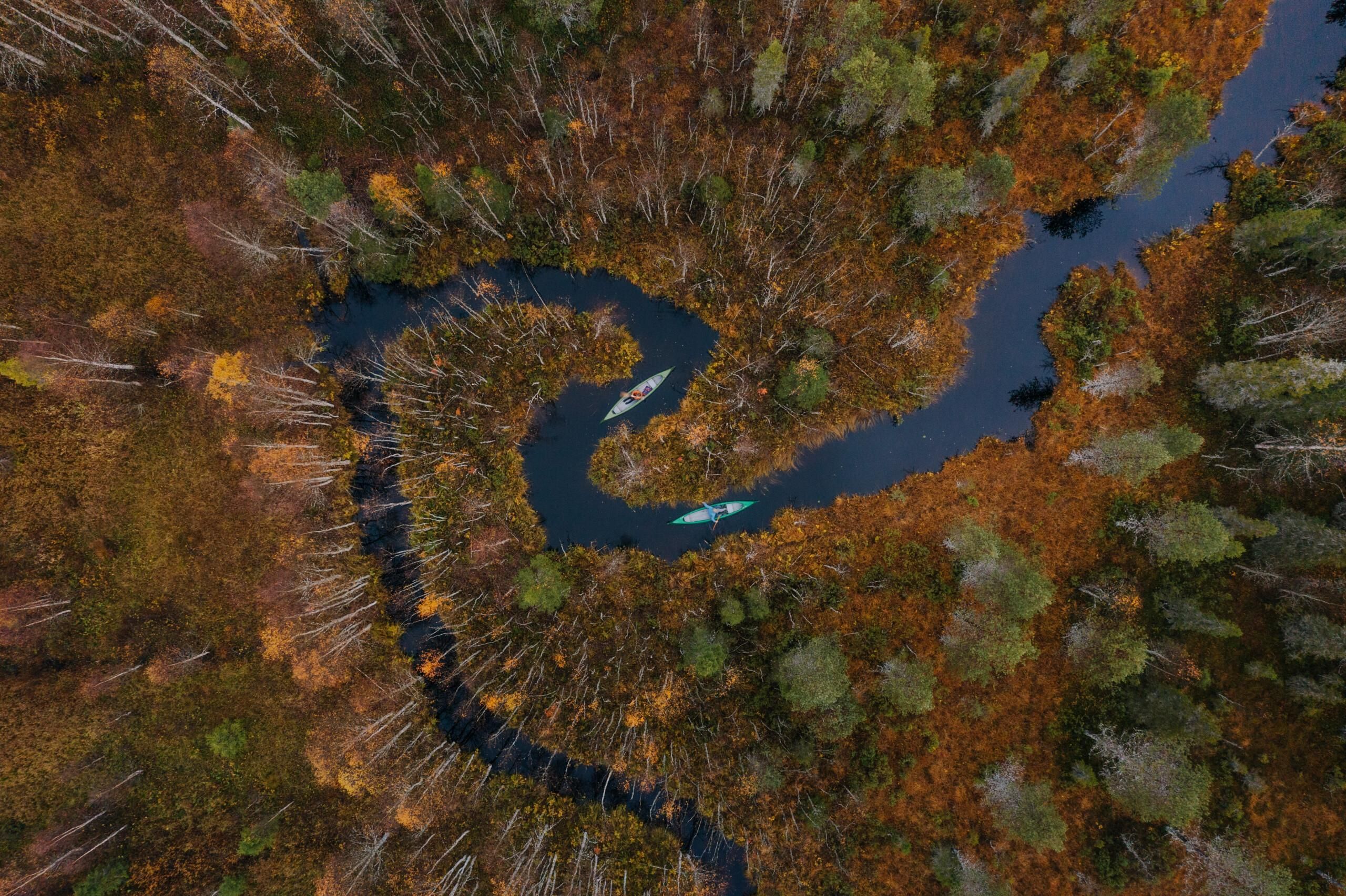 Kanootteja joella Ruka-Kuusamossa ruskamaisemissa