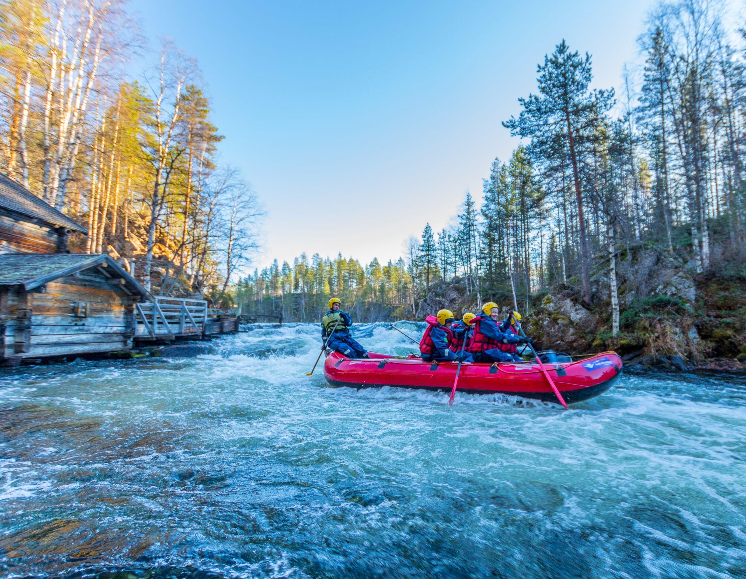 Koskenlasku Kitkajoen villeissä virroissa on Rukaa parhaimmillaan.