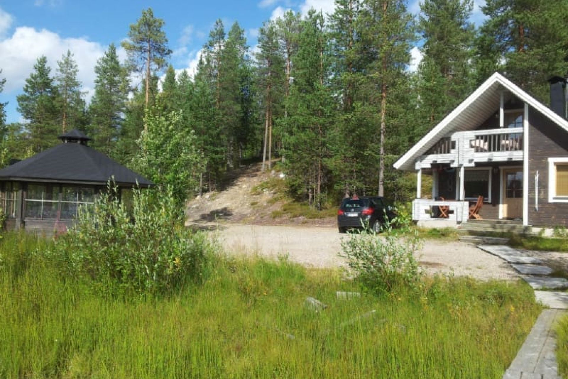 Pikku Kärris kesällä ulkoa